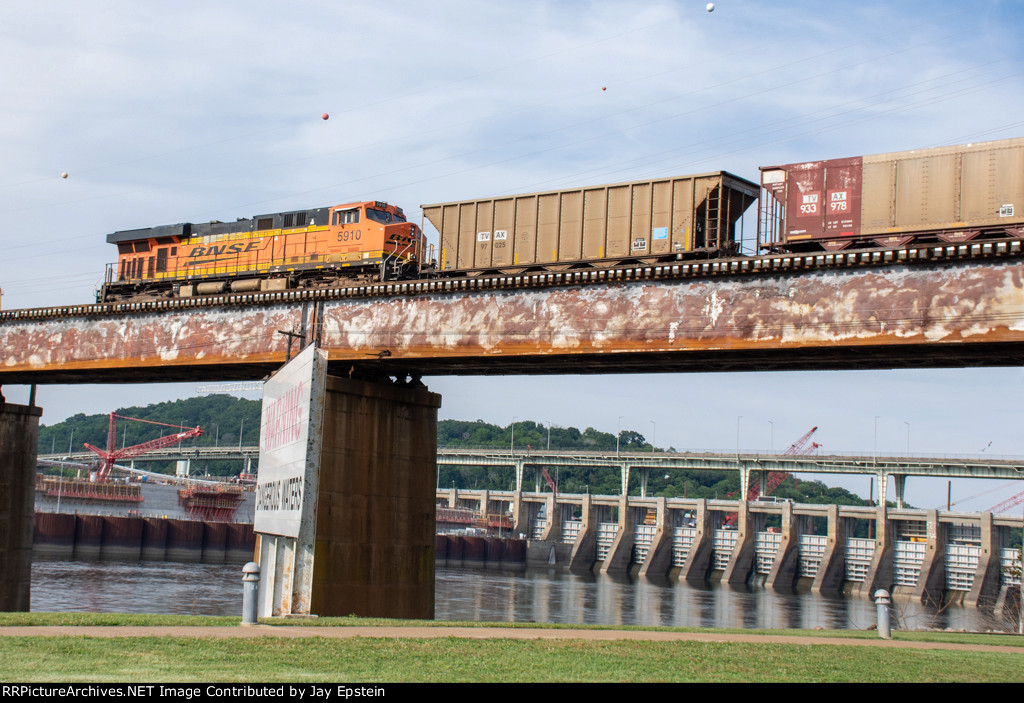 BNSF 5910 shoves a coal train over the Tennbridge